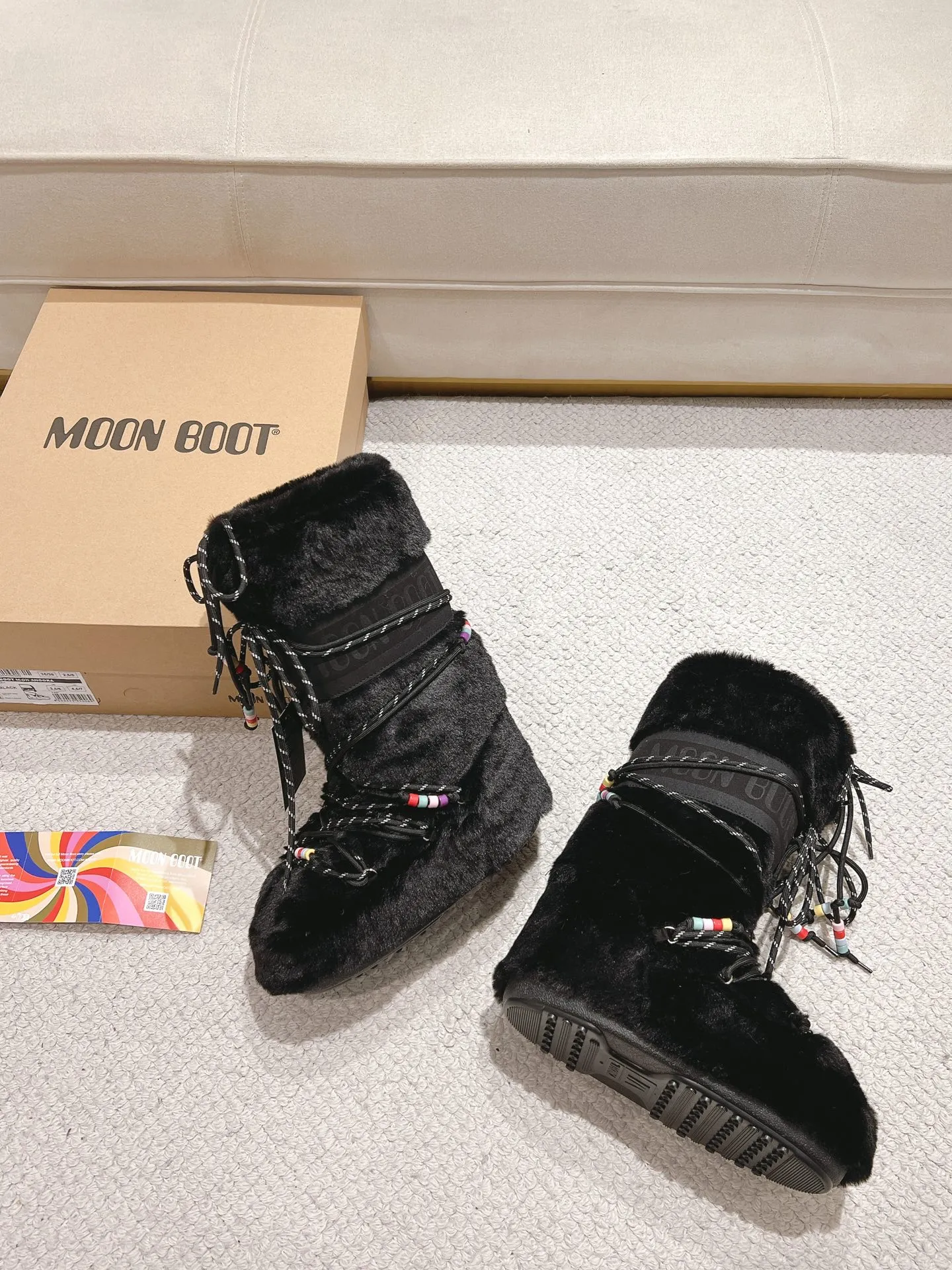 p680 [Exclusive top quality | New upgraded version] ✨A must-buy in winter 2025! Moon Boot moon snow boots - the ultimate warm weapon for fashionistas ❄️ Forget UGG! This winter🔥The "ugly Big Mac" that dominates the streets is here~ 👢The same Y2K retro style from Paris Hilton and Beckham is back! 4cm taller inside ✨ Invisible leg lift · Extremely slimming 👌 Fluffy and soft but not bloated, instantly show off your sense of style when put on your feet 🦋 The same style for both men and women | Can be worn by both men and women | Regardless of left or right foot!  ❄️Maximum thermal insulation power｜No pressure for fun in the snow 💫Trendy style code｜Easily achieve the Millennial hot girl style Say goodbye to ordinary snow boots ~ This winter you need to be warm and rusty! 🌟 #MoonBoot snow boots #winter hot style #瞞小similar style #millennium style wear ❶Fabric: original custom/cowhide/woven wool/high mercerized waterproof cloth ❷Inner: original 100% silk cotton liner ❸Feet: original 100% silk cotton liner ❹Outsole: original molded two-color non-slip outsole ❺Sole thickness: 4cm (including inner**) ❻Number of codes: 35-40 (41. Customized) ❼Packaging: Original full set of packaging ☀Color: Official website updated simultaneously